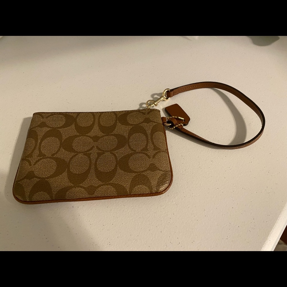 Happy Mother’s Day! ✨Free Shipping✨Coach Corner Zip Wristlet In Signature Canvas - Picture 2 of 5